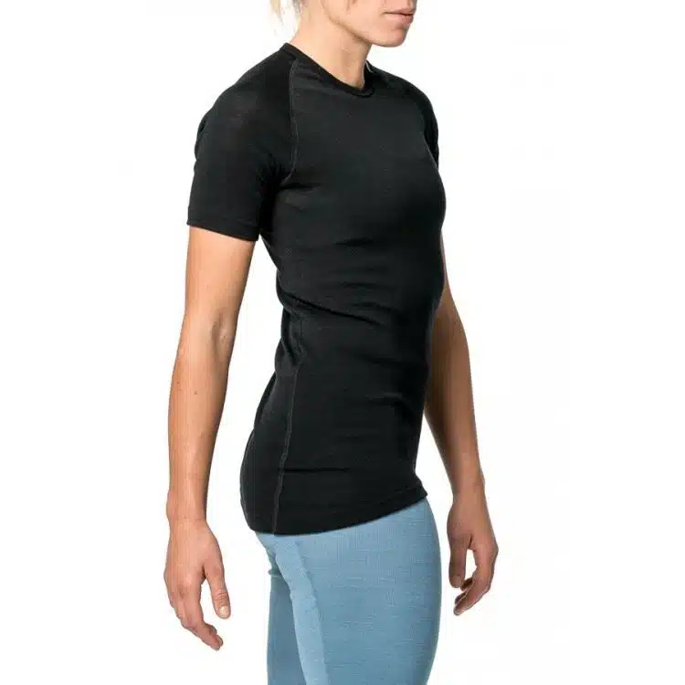 Tee-Lite-unisex-angezogen-seitlich-7101