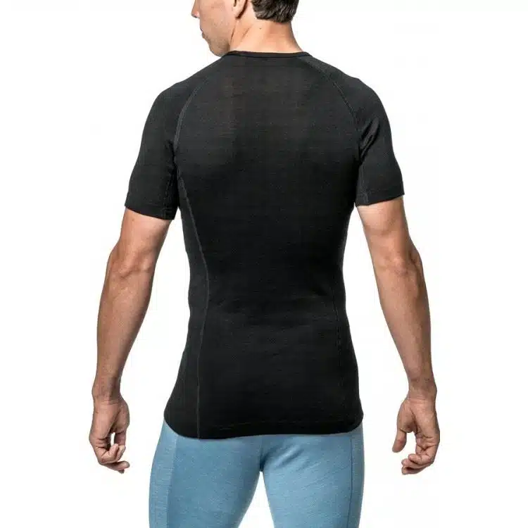 Tee-Lite-unisex-angezogen-hinten-7101