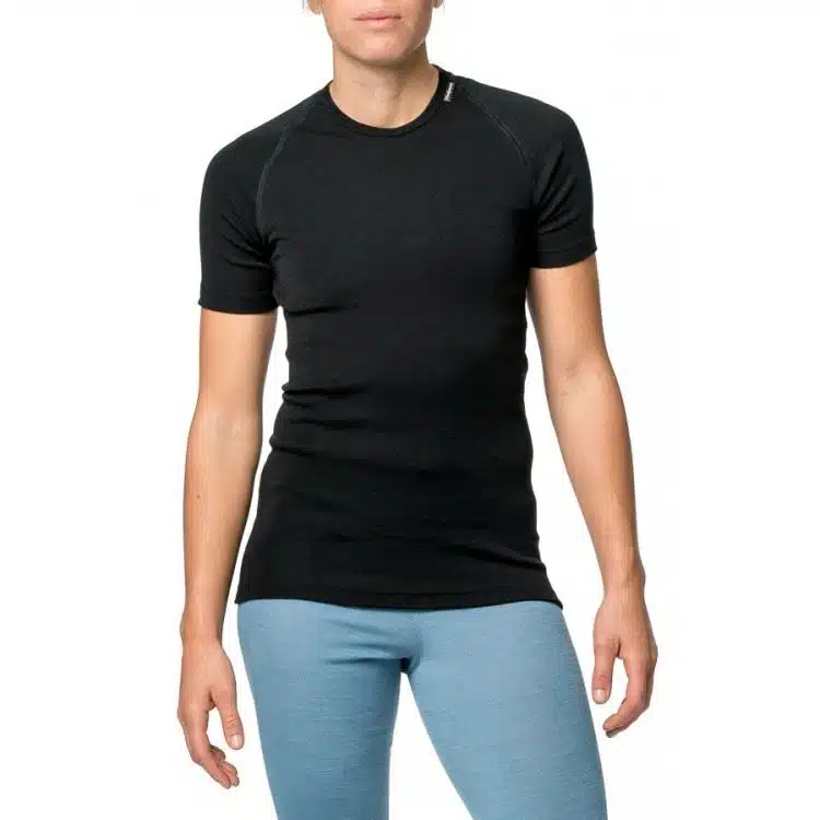 Tee-Lite-unisex-angezogen-front-7101