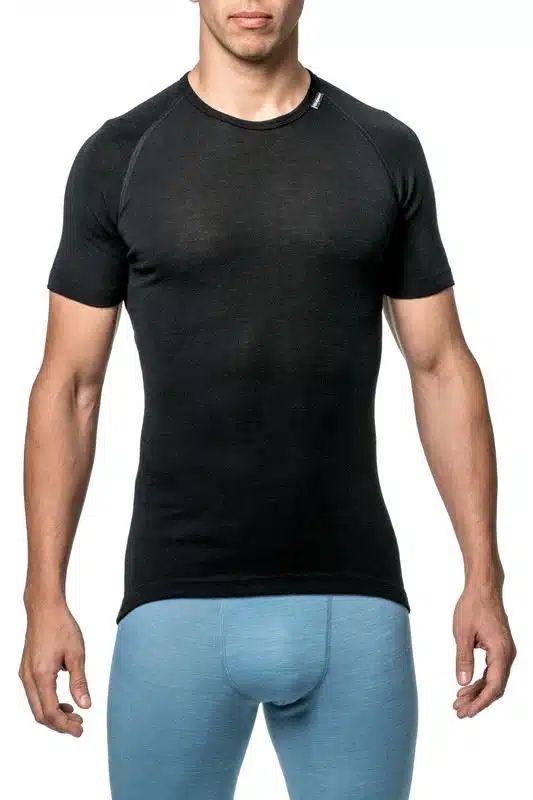 Tee-Lite-unisex-angezogen-front-maennl-7101